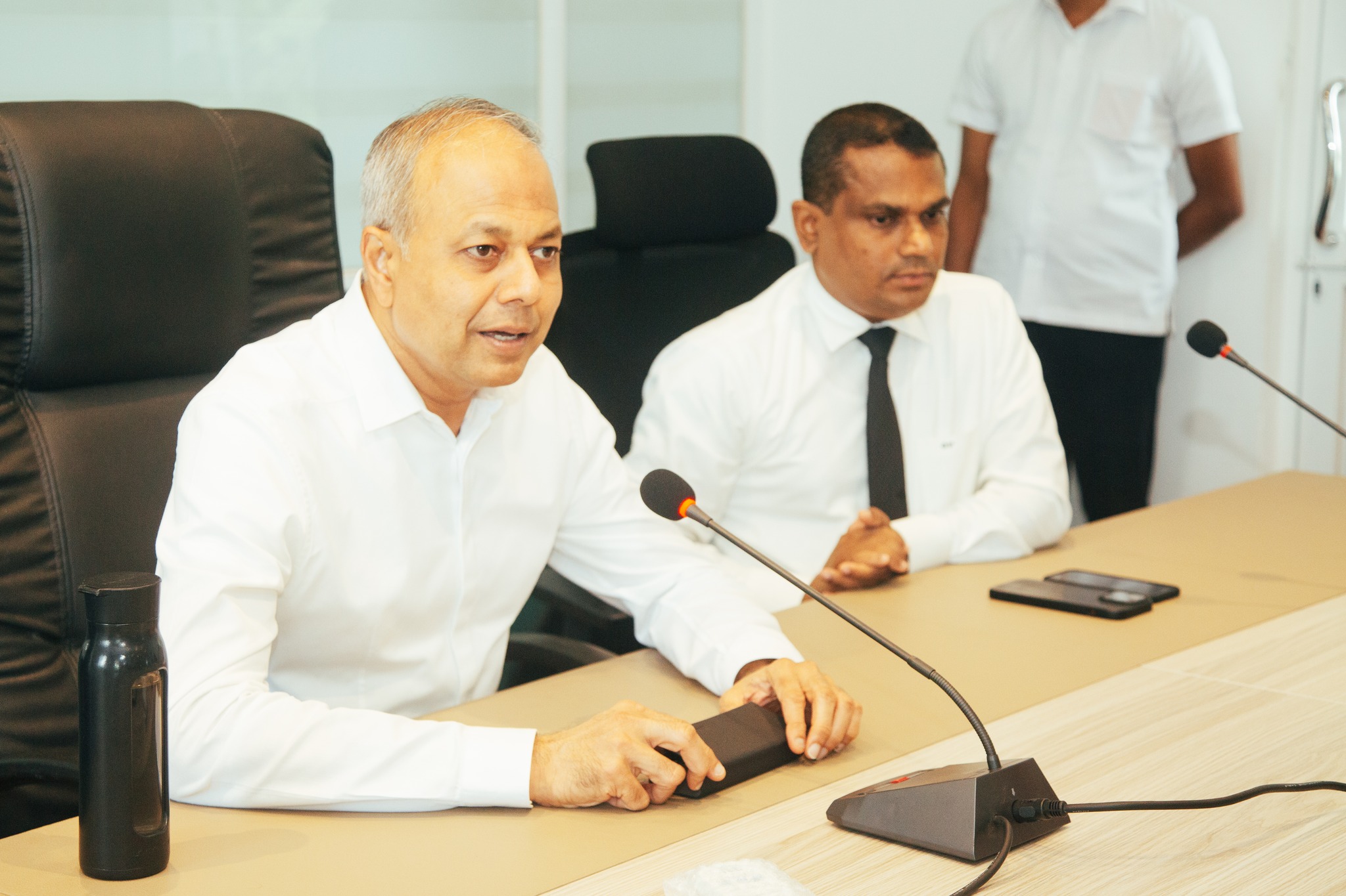 Dinesh Vidanapathirana met with the members of the United National Party’s Executive Committee at Sirikotha