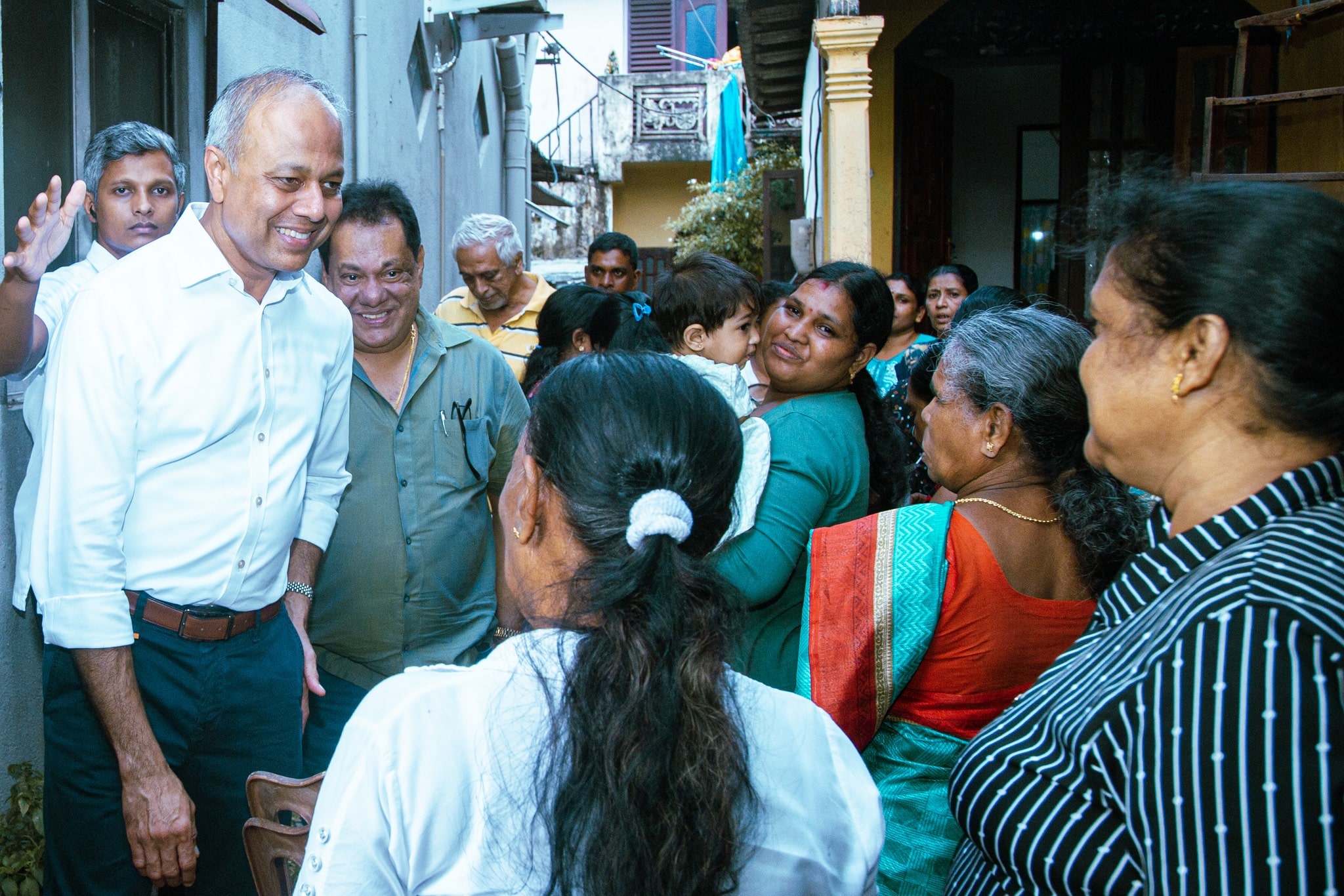 Several cordial meetings were held at the homes of active United National Party members in the Modara and Summanthrapurapura divisions